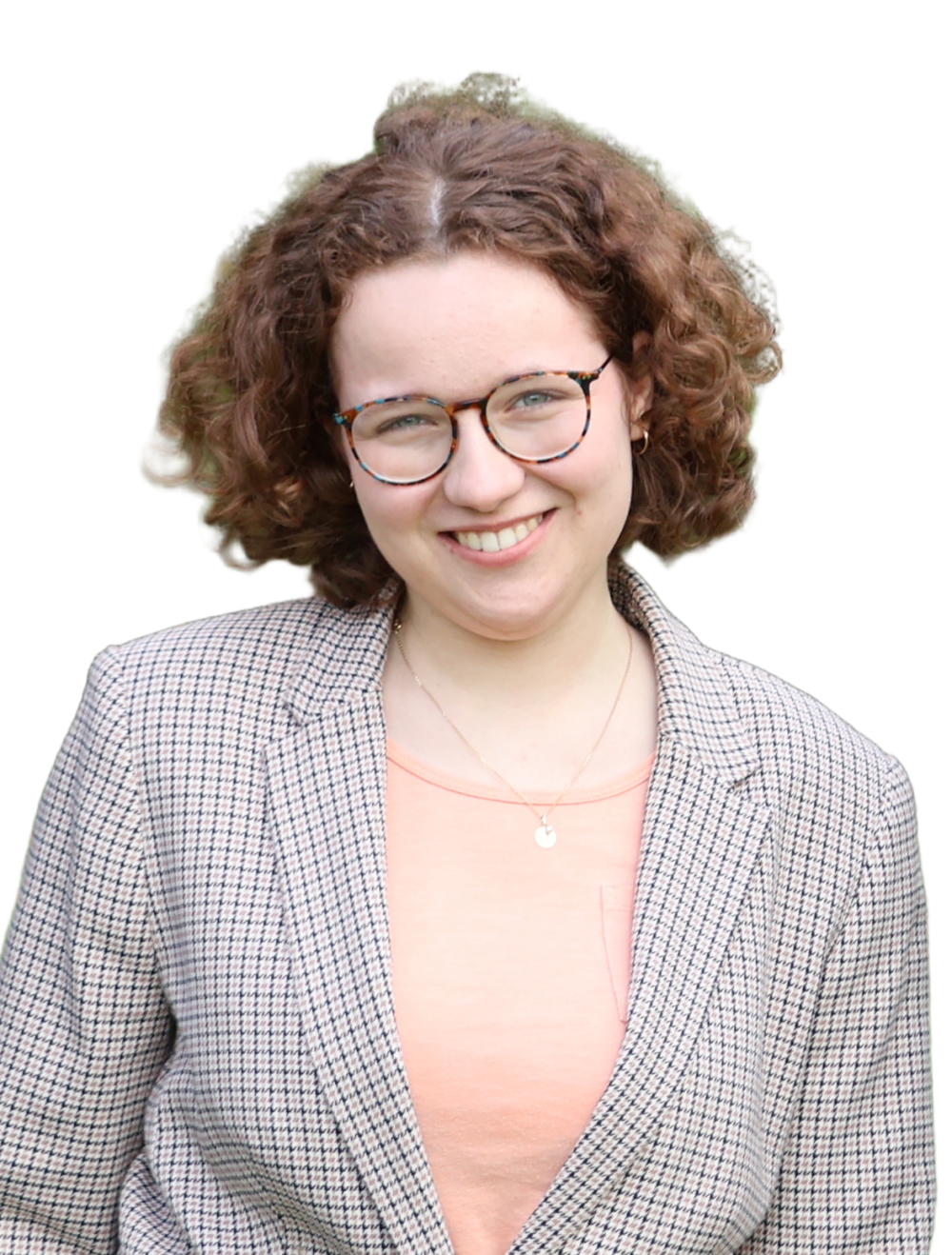 Anna Ortwein mit Sakko und lockigen Haare lacht in die Kamera